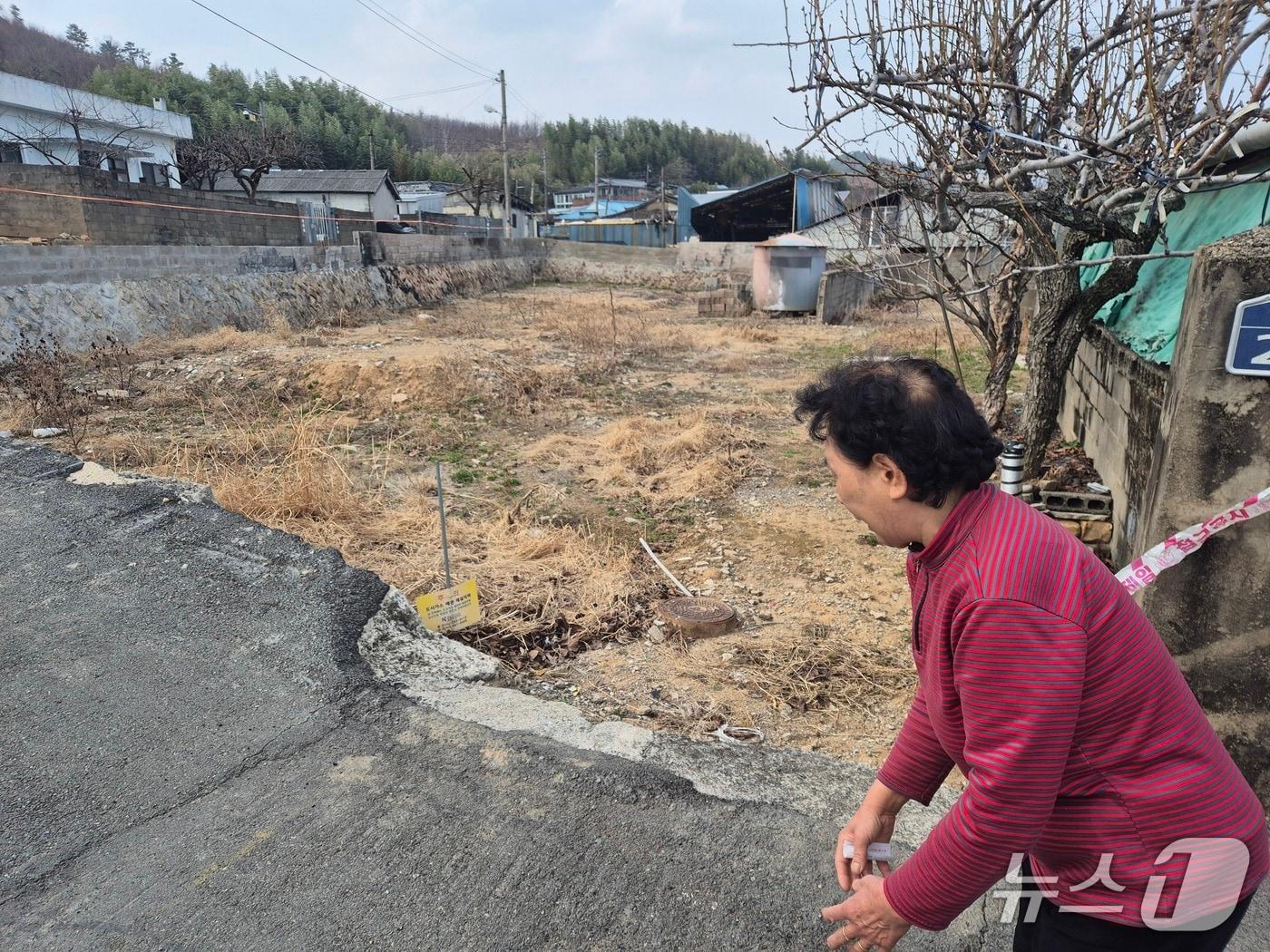 본문 이미지 - 이윤연 씨(77·여)가 지난 17일 울산시 울주군 신화마을에 위치한 자신의 집터에서 당시 상황을 설명하고 있다. 이곳은 지난해 발생한 대형 산불로 인해 전소됐다. 2026.3.20 ⓒ 뉴스1 박정현 기자