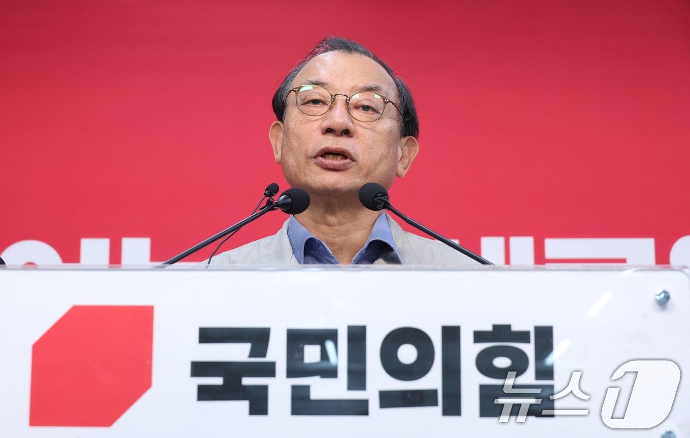 본문 이미지 - 이정현 국민의힘 공천관리위원장이 20일 서울 여의도 중앙당사에서 경상북도지사 예비경선 결과를 발표하고 있다. ⓒ 뉴스1 신웅수 기자