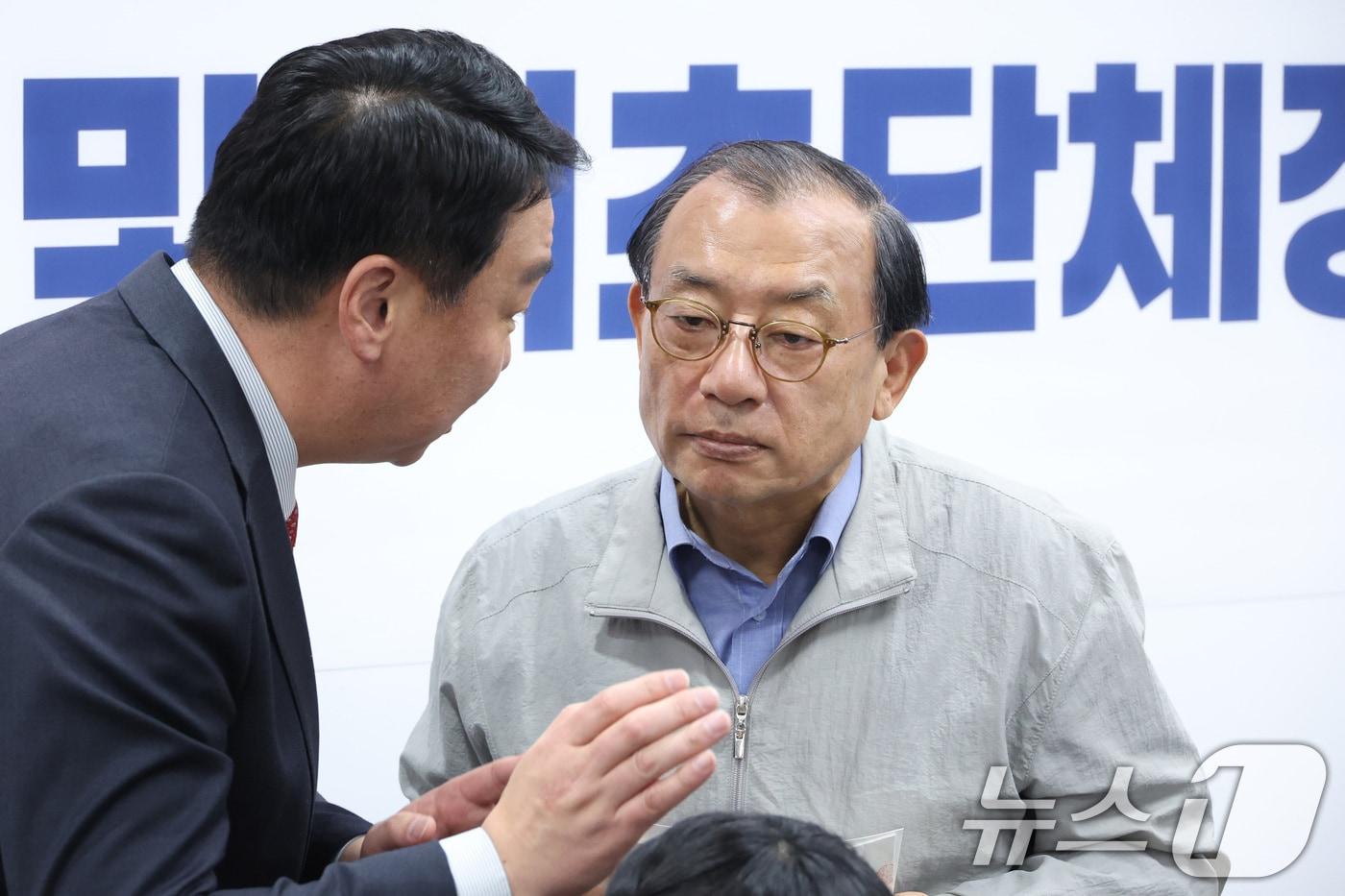 본문 이미지 - 이정현 국민의힘 공천관리위원장과 정희용 사무총장이 지난 20일 서울 여의도 중앙당사에서 경상북도지사 예비경선 결과에 앞서 대화하고 있다. 2026.3.20 ⓒ 뉴스1 신웅수 기자