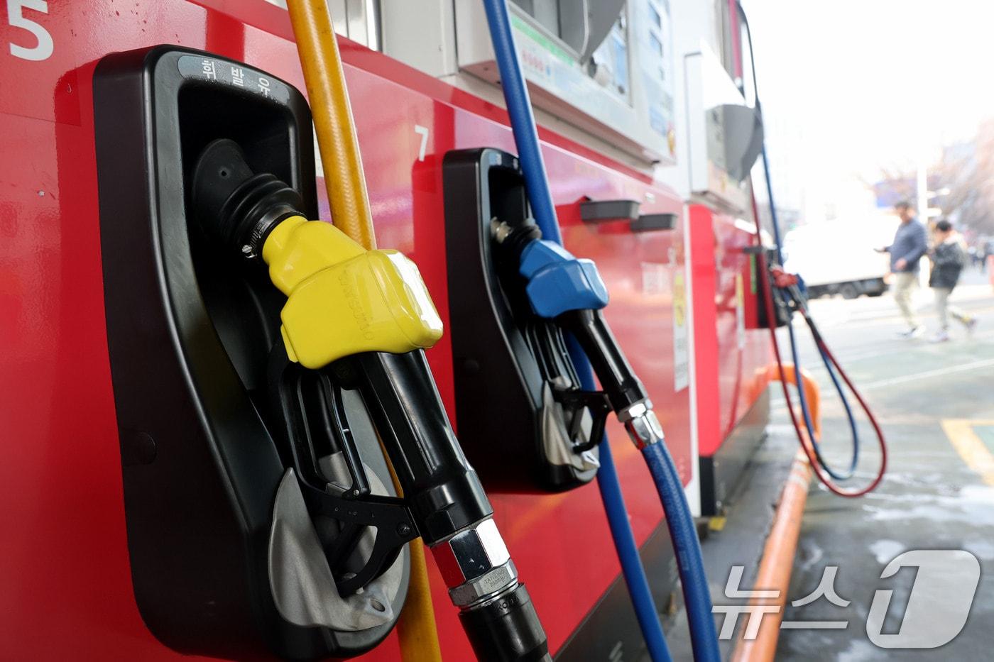 본문 이미지 - 20일 서울의 한 주유소에 주유기가 걸려있다. 정부가 기름값 급등을 막기 위해 석유 최고가격제를 시행한 지 일주일째를 맞았으나 치솟은 기름값에 비해 인하 폭은 좁아 소비자가 체감할 만한 가격 안정 효과는 제한적이라는 평가가 나오고 있다. 이날 한국석유공사 오피넷에 따르면 지난 18일 기준 서울지역 보통 휘발유 평균 판매가격은 리터(L)당 1853.22원으로 집계, 최고가격제 시행 이후 35원 안팎 내렸지만 중동 전쟁 초기인 이달 1일 1751.75원과 비교하면 여전히 101.47원 높은 수준이다. 2026.3.20 ⓒ 뉴스1 이광호 기자