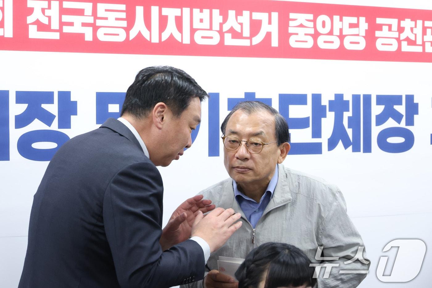 본문 이미지 - 이정현 국민의힘 공천관리위원장과 정희용 사무총장이 20일 서울 여의도 중앙당사에서 경상북도지사 예비경선 결과에 앞서 대화하고 있다. 2026.3.20 ⓒ 뉴스1 신웅수 기자