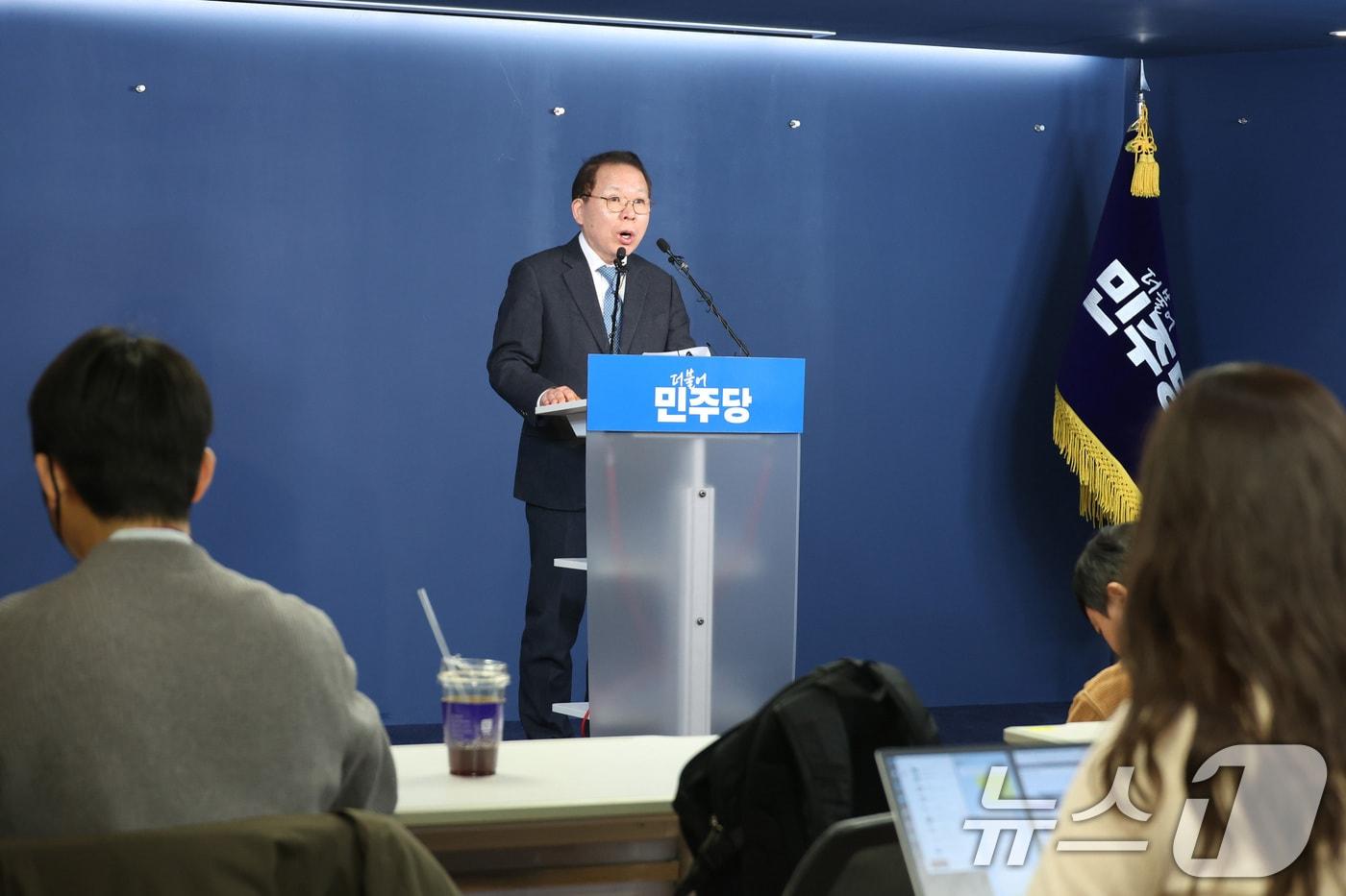 본문 이미지 - 김이수 더불어민주당 공천관리위원장이 20일 서울 여의도 더불어민주당사에서 공천심사 결과를 발표하고 있다. ⓒ 뉴스1 신웅수 기자