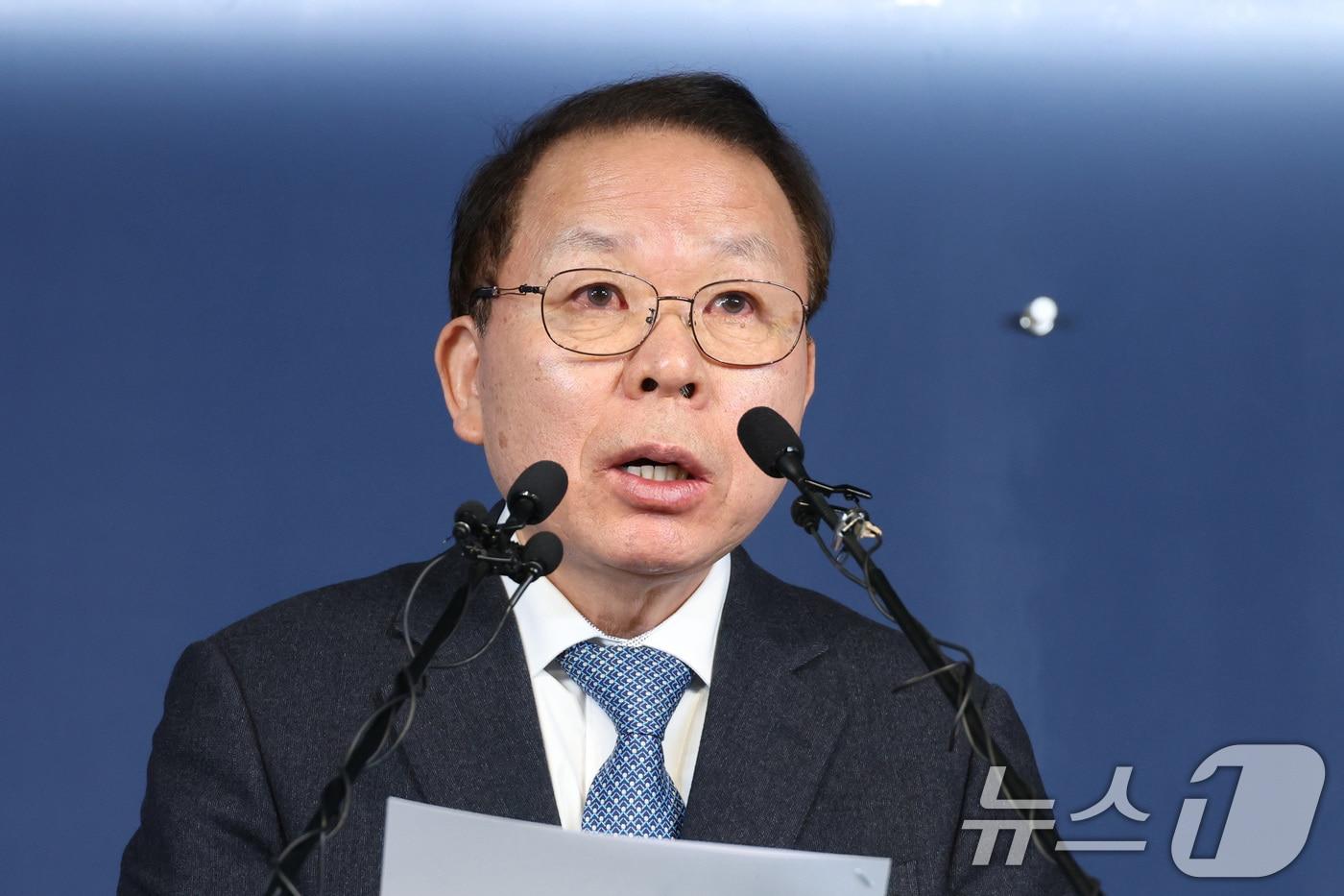 본문 이미지 - 김이수 더불어민주당 공천관리위원장이 지난 20일 서울 여의도 더불어민주당사에서 공천심사 결과를 발표하고 있다. 2026.3.20 ⓒ 뉴스1 신웅수 기자