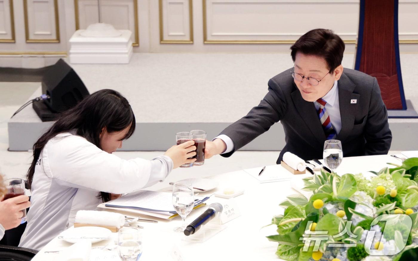 본문 이미지 - 이재명 대통령이 20일 청와대 영빈관에서 열린 밀라노-코르티나 동계 패럴림픽 선수단 격려 오찬에서 김윤지 노르딕스키 선수와 건배하고 있다. (청와대통신사진기자단) 2026.3.20 ⓒ 뉴스1 허경 기자