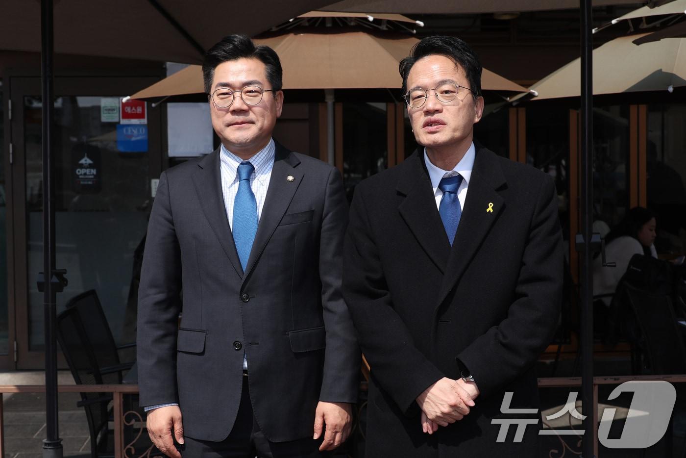 본문 이미지 - 박찬대, 박주민 더불어민주당 의원이 20일 서울 여의도의 한 중식당에서 오찬 회동에 앞서 취재진의 질의에 답변하고 있다. 2026.3.20 ⓒ 뉴스1 신웅수 기자