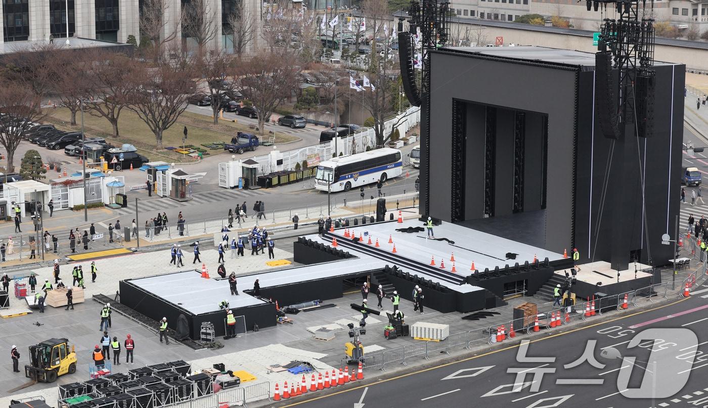 본문 이미지 - 방탄소년단(BTS) 완전체 컴백 공연을 하루 앞둔 20일 서울 광화문광장 공연장이 공연 막바지 준비로 분주한 모습을 보이고 있다. 2026.3.20 ⓒ 뉴스1 박지혜 기자