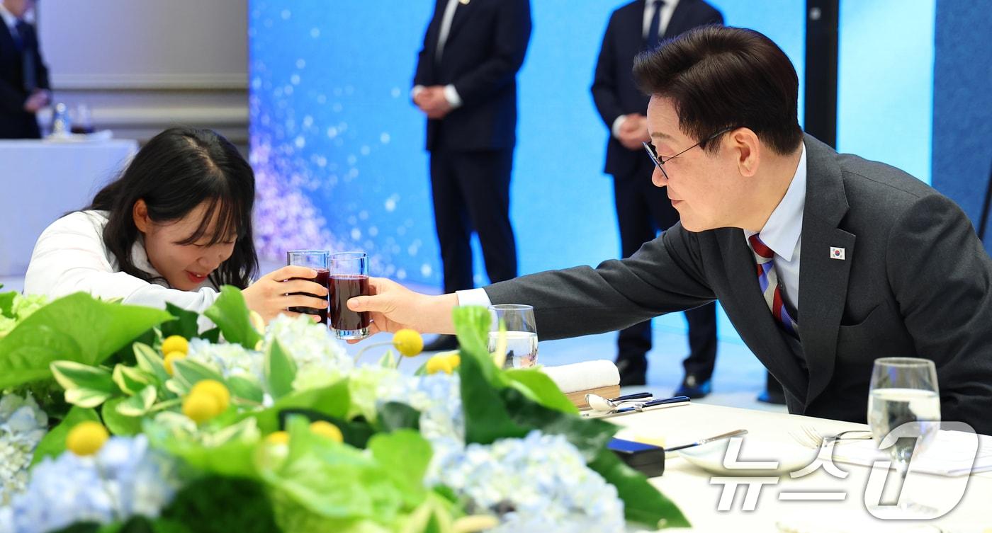 본문 이미지 - 이재명 대통령이 20일 청와대 영빈관에서 열린 밀라노-코르티나 동계 패럴림픽 선수단 격려 오찬에서 김윤지 노르딕스키 선수와 건배하고 있다. (청와대통신사진기자단) 2026.3.20 ⓒ 뉴스1 허경 기자