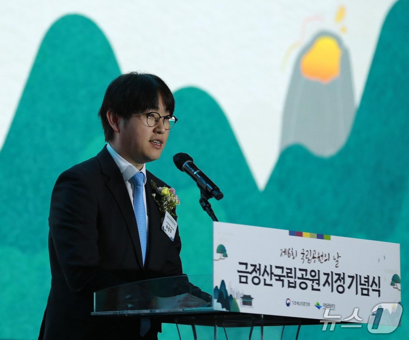 본문 이미지 - 하정우 청와대 AI미래기획 수석비서관이 금정산 국립공원 출범식에서 이재명 대통령의 축사를 대독하고 있다. 2026.3.20/뉴스1 ⓒ News1 임순택 기자