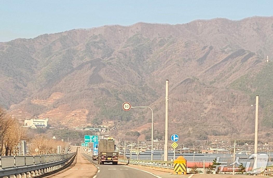 본문 이미지 - 지난해 산불이 발생한 산청군 시천면 일원의 산에 산불 흔적이 남아 있다. 2026.3.21/뉴스1 한송학기자