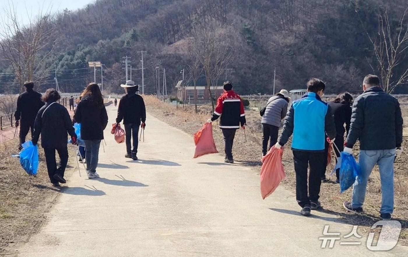 본문 이미지 - 충북 진천군은 20일 농다리 합수부 일대에서 새봄맞이 하천(호수) 주변 사회·단체 연합 환경정화 활동을 진행했다.(진천군 제공. 재판매 및 DB금지)