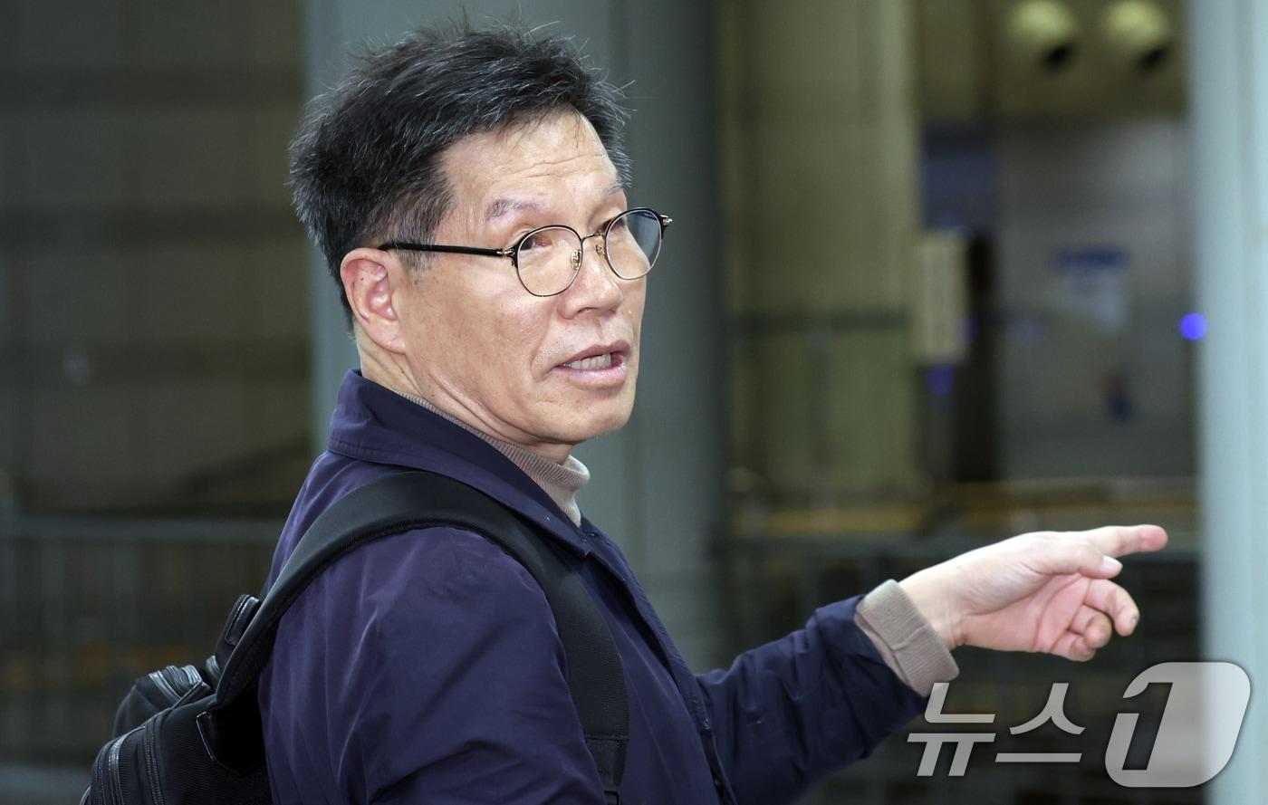 본문 이미지 - 김병헌 위안부법폐지국민행동 대표가 20일 오후 서울 서초구 서울중앙지방법원에서 열린 일본군 위안부 피해자들 모욕사건관련 영장실질심사에 출석하고 있다. ⓒ 뉴스1 김명섭 기자