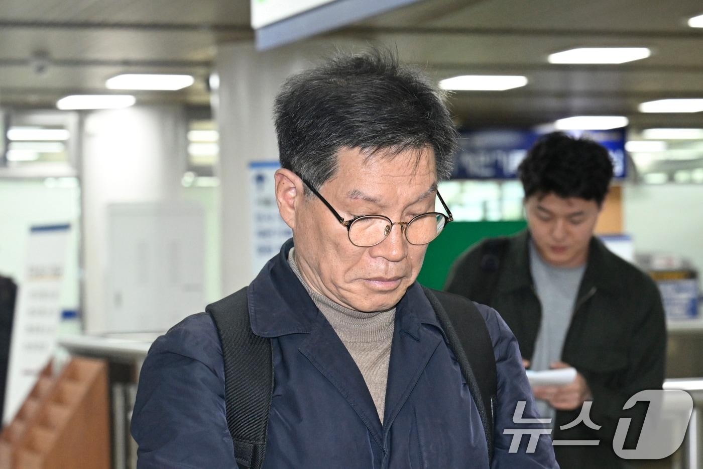 본문 이미지 - 김병헌 위안부법폐지국민행동 대표가 20일 오후 서울 서초구 서울중앙지방법원에서 열린 일본군 위안부 피해자들 모욕사건 관련 영장실질심사에 출석하고 있다. (공동취재) 2026.3.20 ⓒ 뉴스1 김명섭 기자