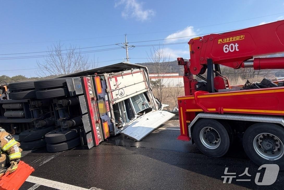 본문 이미지 -  중부내륙고속도로 여주 방향 음성 인근 차량 전도 사고 현장.(음성소방서 제공. 재판매 및 DB금지)