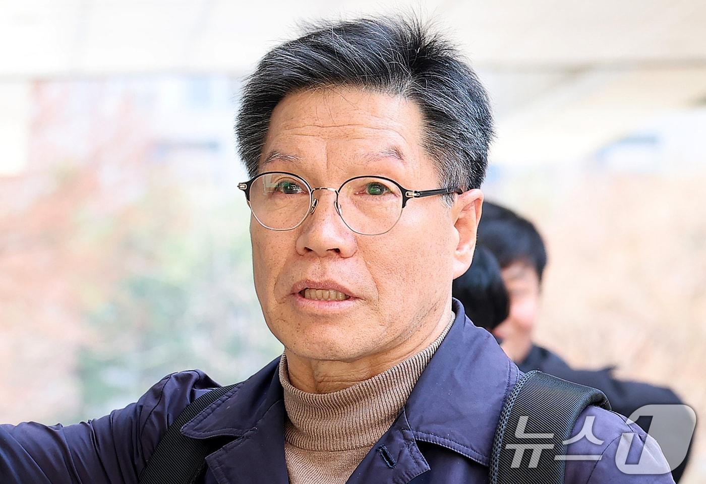 본문 이미지 - 일본군 위안부 피해자 모욕 및 허위 사실을 유포한 혐의를 받는 김병헌 위안부법폐지국민행동 대표가 20일 오후 서울 서초구 서울중앙지법에서 영장실질심사를 받기 위해 출석하고 있다. (공동취재) 2026.3.20 ⓒ 뉴스1 김명섭 기자