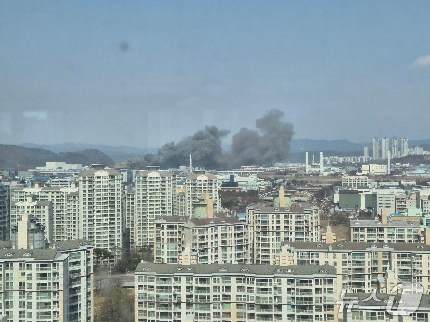 본문 이미지 - 20일 오후 1시17분께 대전 대둑구 문평동의 한 공장에서 불이 나 연기가 피어오르고 있다.(독자 제공) /뉴스1