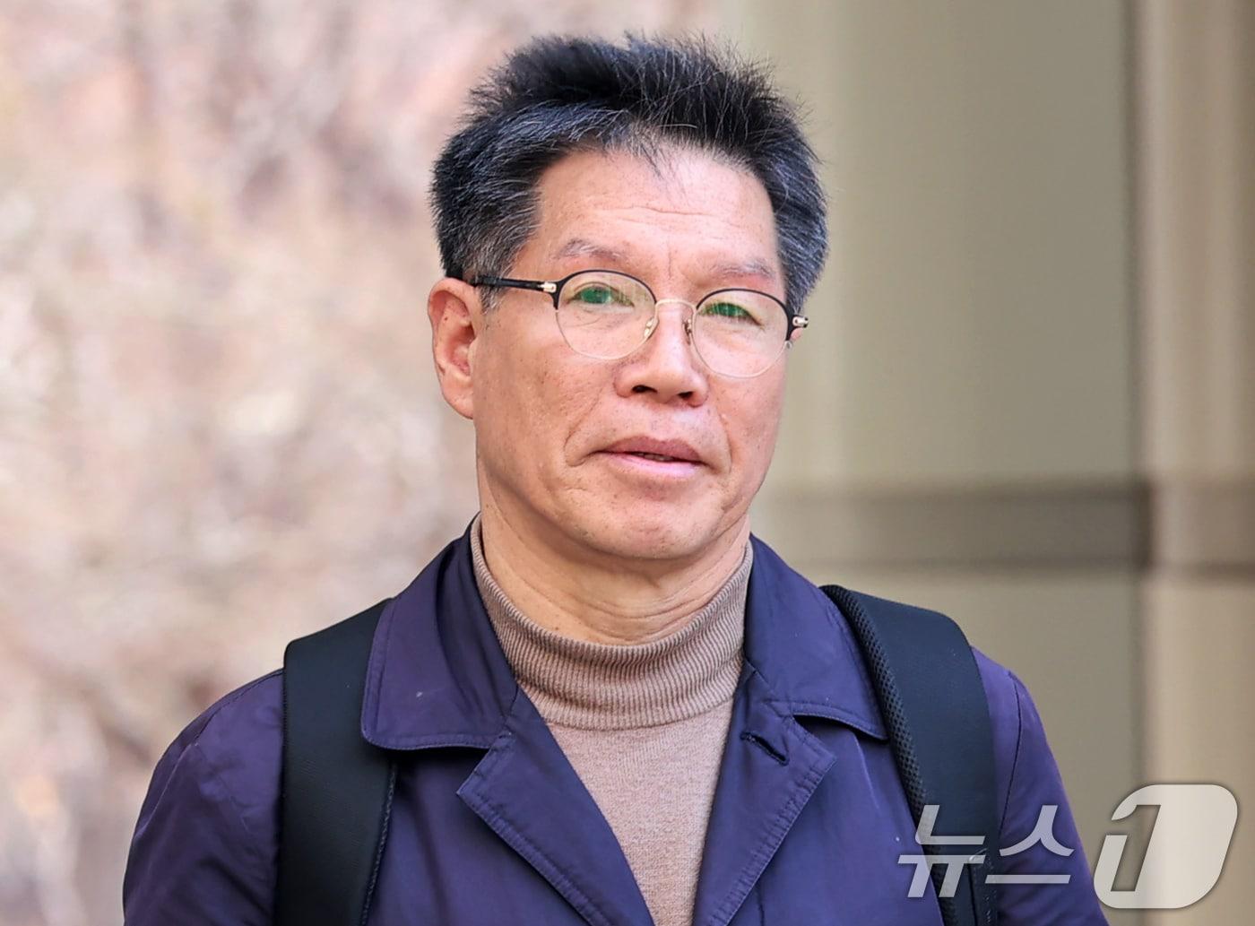 본문 이미지 - 일본군 위안부 피해자 모욕 및 허위 사실을 유포한 혐의를 받는 김병헌 위안부법폐지국민행동 대표가 20일 오후 서울 서초구 서울중앙지법에서 영장실질심사를 받기 위해 출석하고 있다. (공동취재) 2026.3.20 ⓒ 뉴스1 김명섭 기자