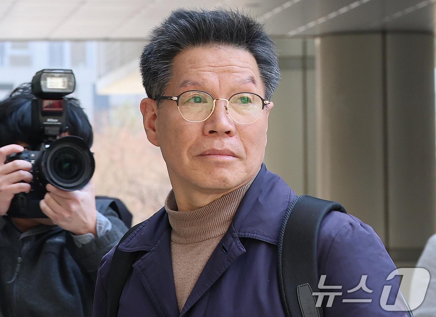 본문 이미지 - 일본군 위안부 피해자 모욕 및 허위 사실을 유포한 혐의를 받는 김병헌 위안부법폐지국민행동 대표가 20일 오후 서울 서초구 서울중앙지법에서 영장실질심사를 받기 위해 출석하고 있다. (공동취재) 2026.3.20 ⓒ 뉴스1 김명섭 기자