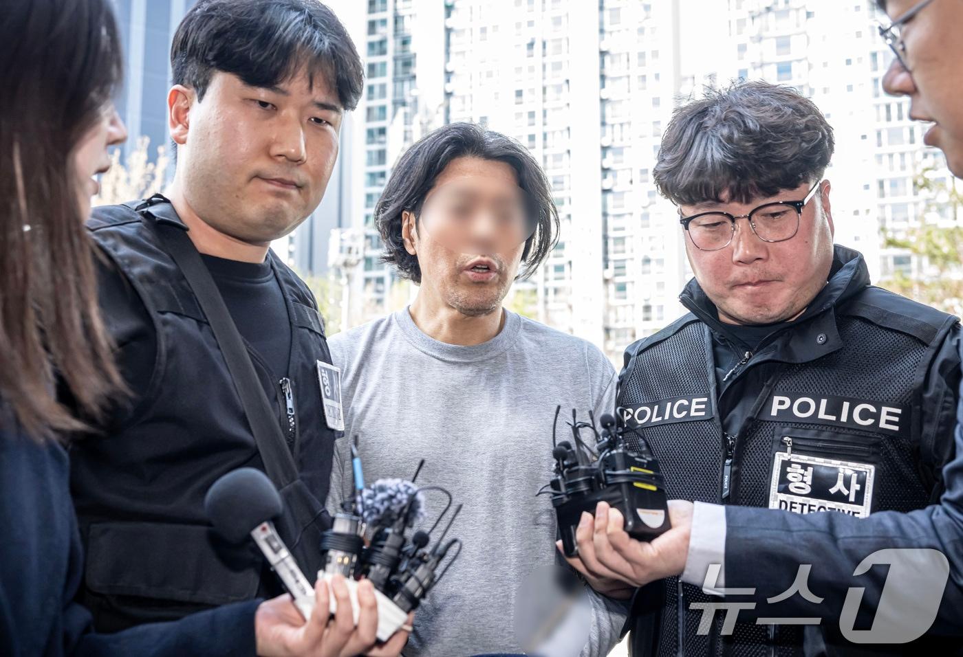 본문 이미지 - 항공사 동료 기장을 흉기로 살해한 혐의를 받는 50대 전직 부기장 A 씨가 20일 오후 부산 연제구 부산지방법원에서 열린 구속 전 피의자 심문(영장실질심사)에 출석하고 있다.(공동취재) 2026.3.20 ⓒ 뉴스1 윤일지 기자