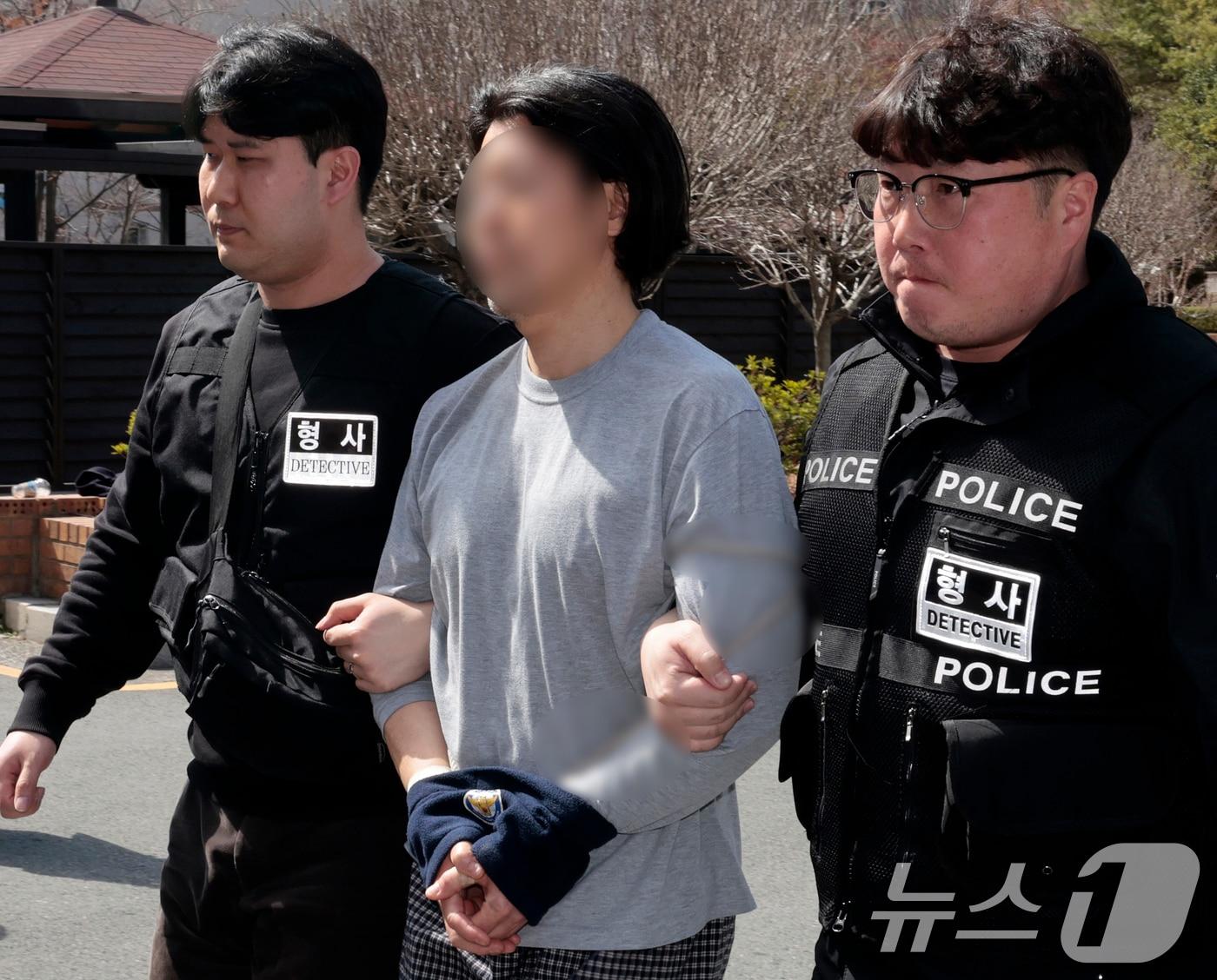 본문 이미지 - 항공사 동료 기장을 흉기로 살해한 혐의를 받는 50대 전직 부기장 A 씨가 20일 오후 부산 연제구 부산지방법원에서 열린 구속 전 피의자 심문(영장실질심사)에 출석하고 있다.(공동취재) 2026.3.20 ⓒ 뉴스1 윤일지 기자