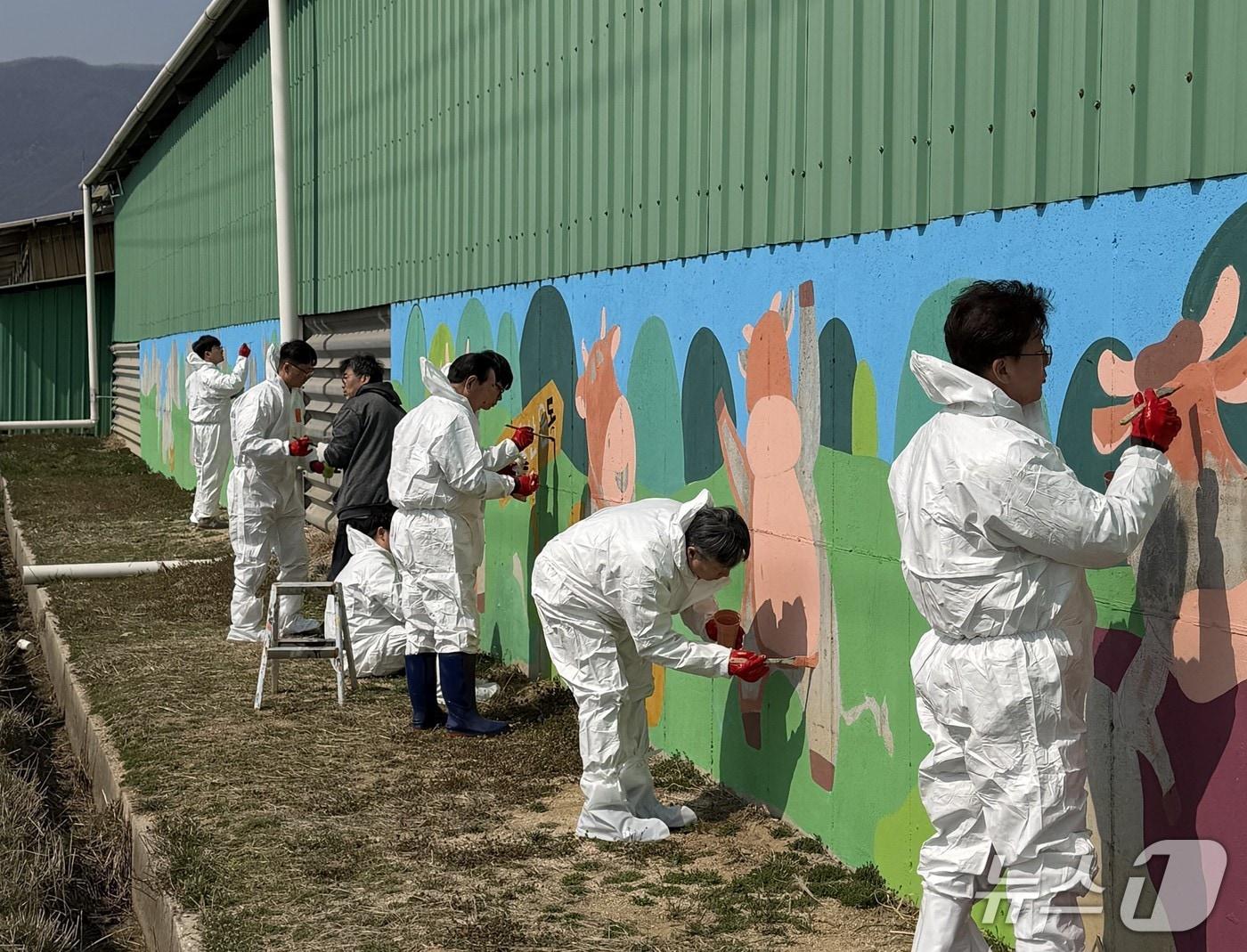 본문 이미지 - '예쁜 농장, 벽화 그리기' 행사.(농협 강원본부 제공. 재판매 및 DB금지)/뉴스1