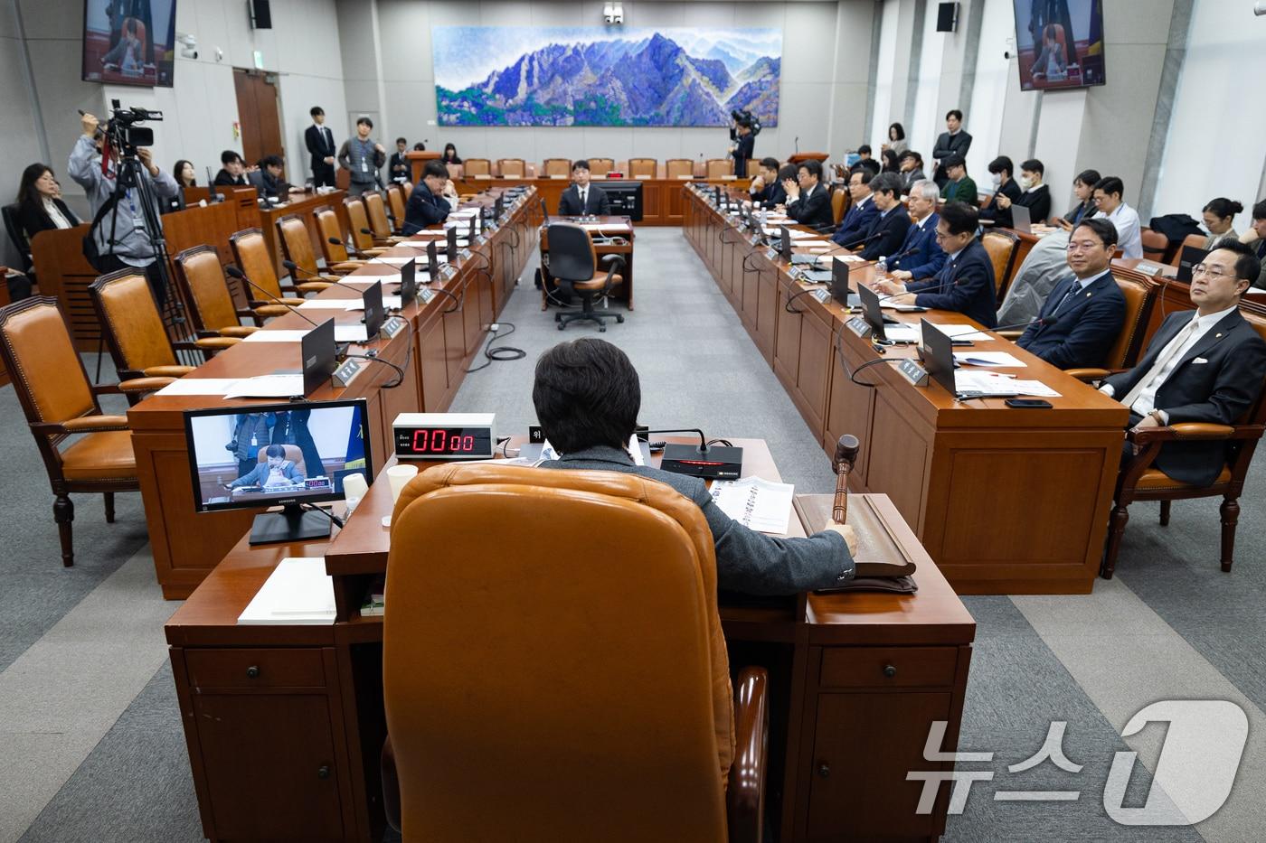 본문 이미지 - 지난 20일 서울 여의도 국회에서 열린 제433회 국회(임시회) 윤석열 정권 정치검찰 조작기소 의혹 사건 진상규명 국정조사특별위원회 제1차 전체회의에서 서영교 위원장이 의사봉을 두드리고 있다. 2026.3.20 ⓒ 뉴스1 유승관 기자