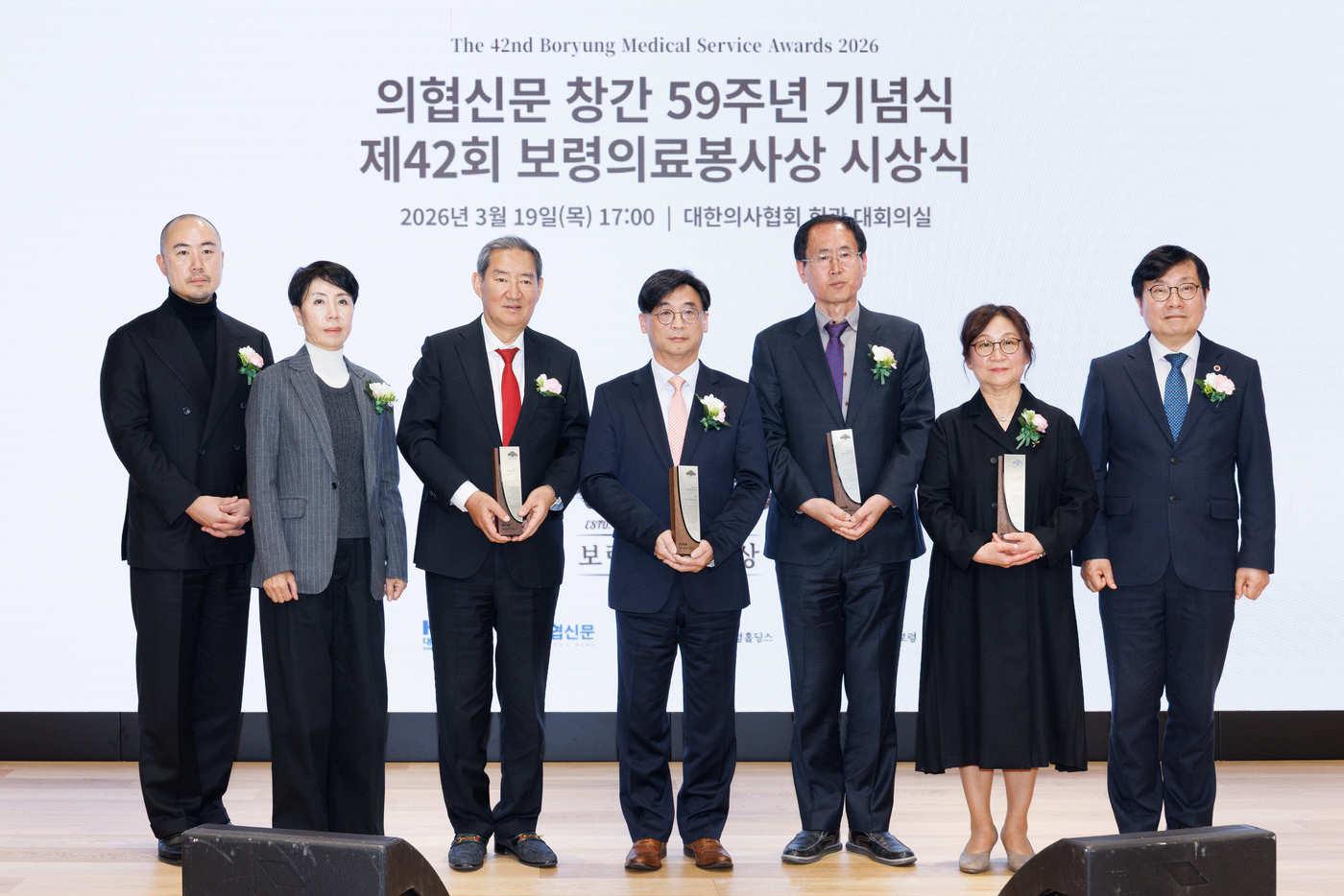 본문 이미지 - '제42회 보령의료봉사상 시상식'에서 수상자들이 기념 촬영을 진행하고 있다.(보령 제공)