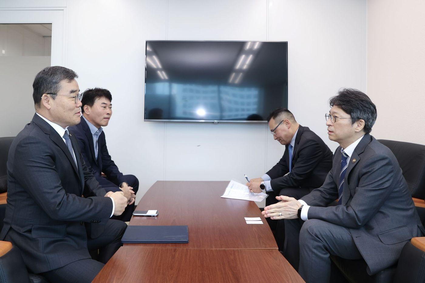 본문 이미지 - 홍지선 국토교통부 차관(오른쪽)이 김보현 대우건설 대표이사와 면담하고 있다.(국토교통부 제공)뉴스1ⓒ news1