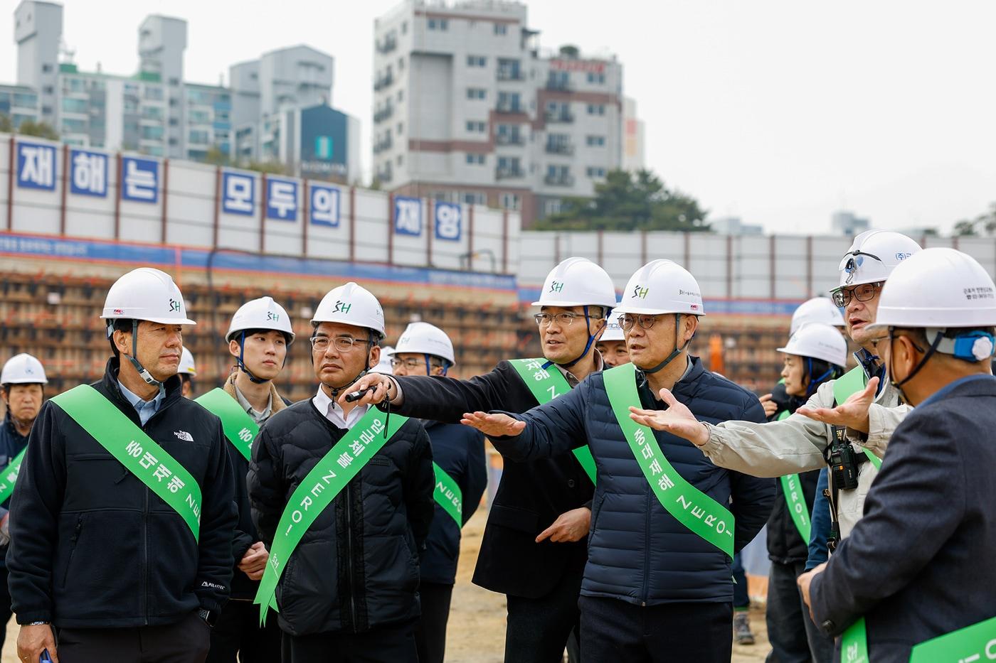 본문 이미지 -  황상하 사장 등이 건설 현장 안전 상태를 점검하고 있다.(서울주택도시개발공사 제공)  뉴스1 ⓒ News1  