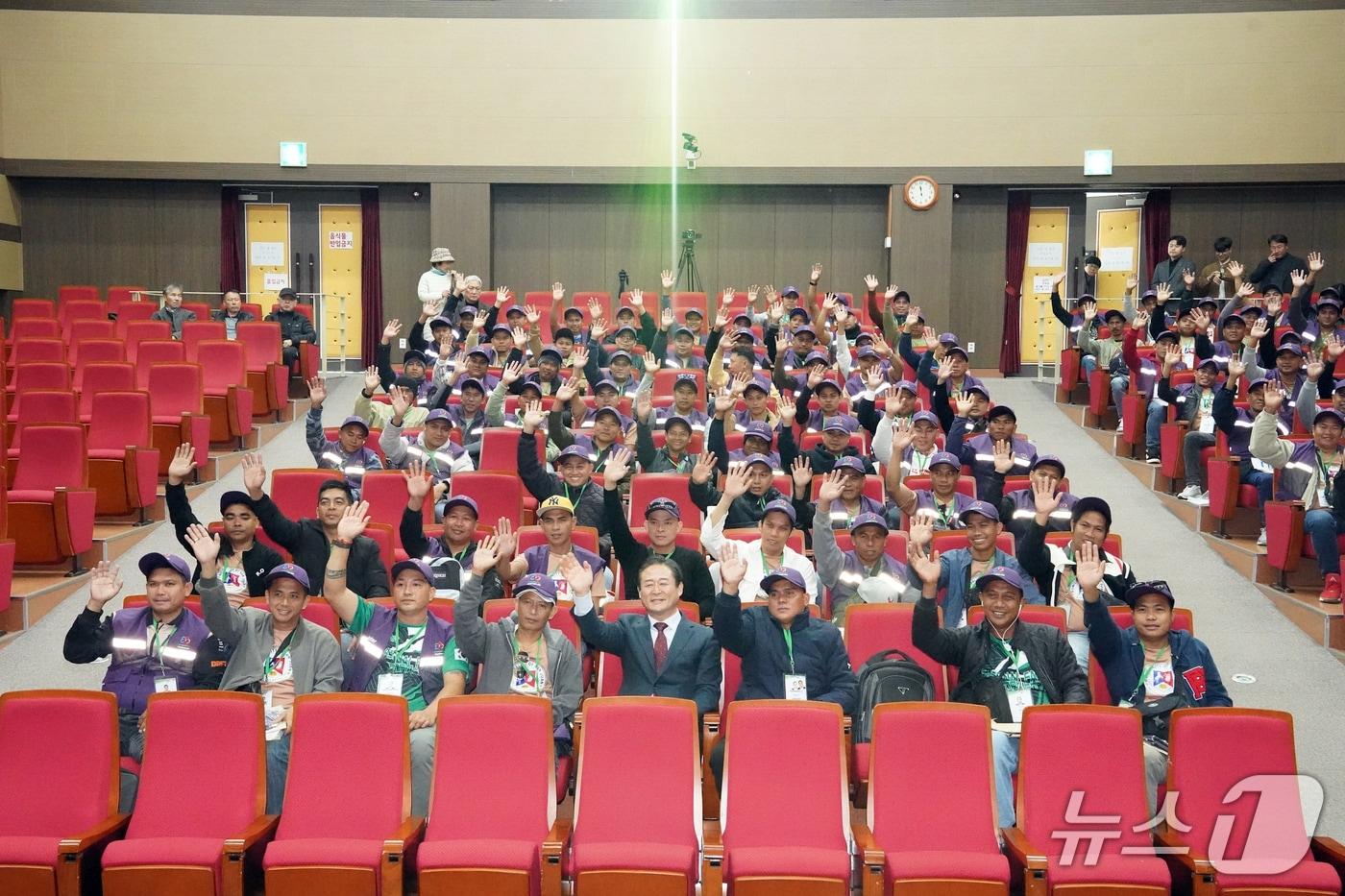 본문 이미지 - 홍천군 외국인 근로자 입국.(홍천군 제공. 재판매 및 DB금지)/뉴스1