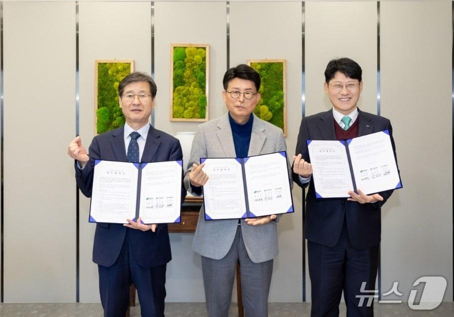 본문 이미지 - 박진우 대구신용보증재단 이사장(왼쪽)과 배광식 북구청장(가운데), 김대수 iM뱅크 북구청지점장이 소상공인 경영안정자금 지원을 위한 업무협약을 체결한 뒤 협약서를 펼쳐 보이고 있다.(대구신보 제공. 재판매 및 DB 금지)