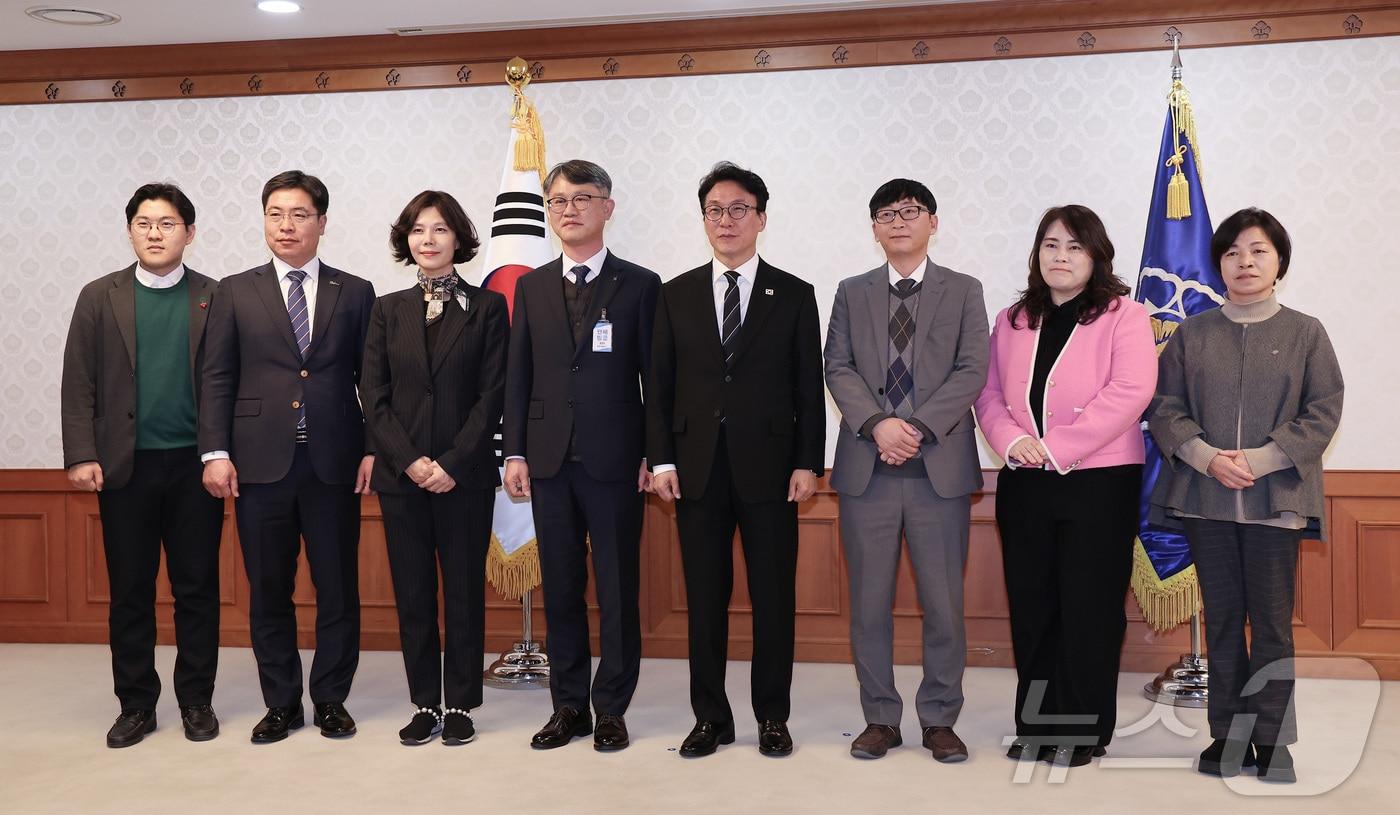 본문 이미지 - 김민석 국무총리가 20일 서울 종로구 정부서울청사에서 열린 초대형 산불 피해지원 및 재건위원회 위원 위촉식에서 홍지백 민간위원장을 비롯한 위원들에게 위촉장을 수여한 후 기념촬영을 하고 있다. 2026.3.20 ⓒ 뉴스1 김성진 기자