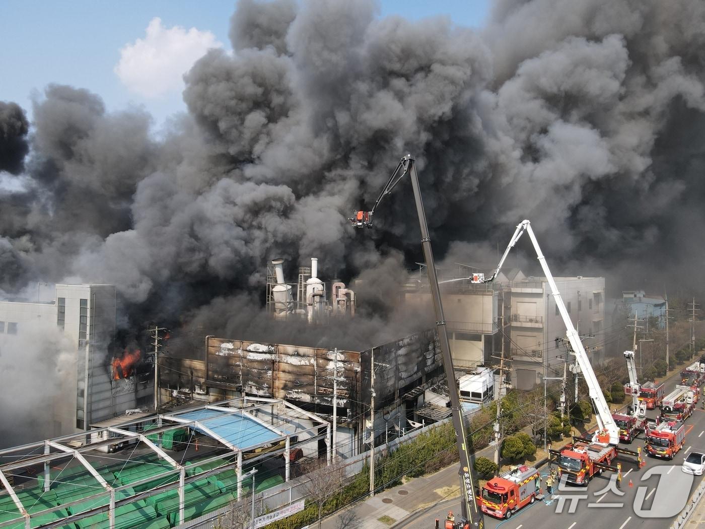 본문 이미지 - 20일 오후 1시17분께 대전 대덕구 문평동의 한 공장에서 큰 불이 나 국가소방동원령이 내려졌다. ⓒ 뉴스1 김기태 기자