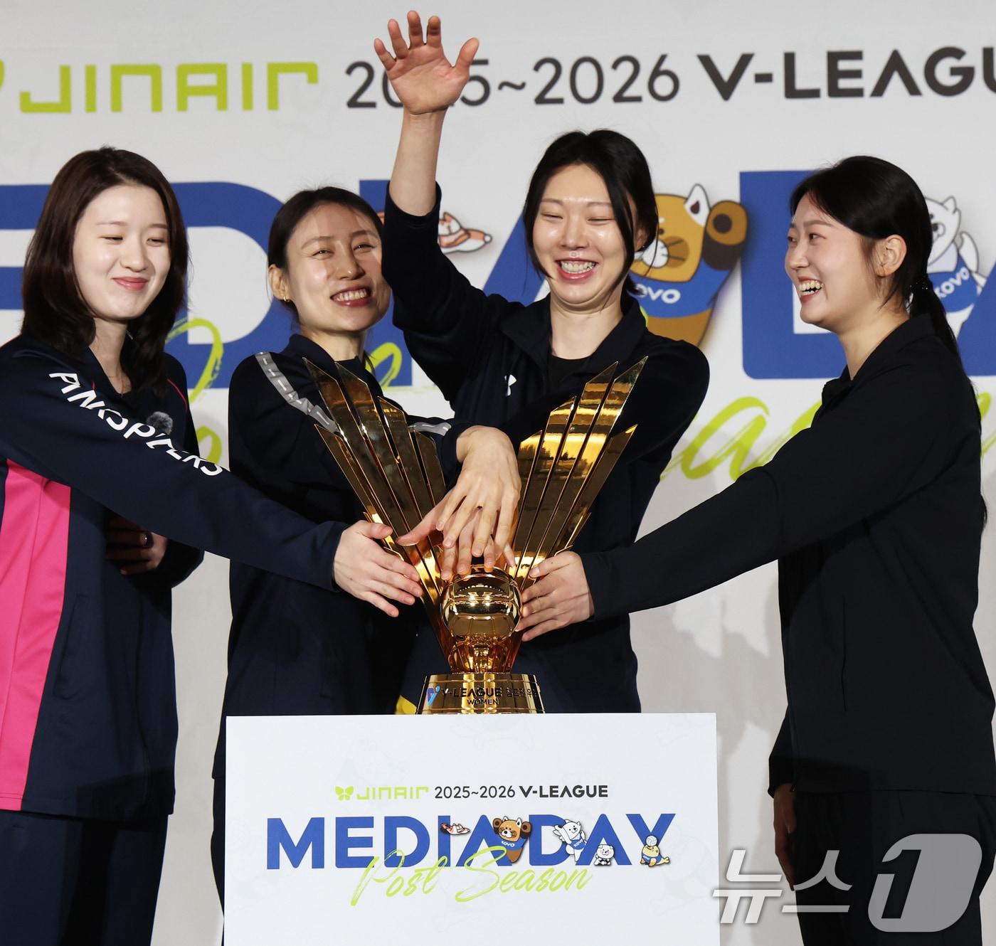 본문 이미지 - 20일 오후 서울 강남구 호텔리베라청담에서 열린 프로배구 진에어 2025-2026 V리그 포스트시즌 미디어데이에서 여자부 참가팀 선수들이 우승 트로피 앞에서 익살스럽게 기념촬영을 하고 있다. 왼쪽부터 흥국생명 이다현, 한국도로공사 배유나, 현대건설 양효진, GS칼텍스 권민지. 2026.3.20 ⓒ 뉴스1 오대일 기자