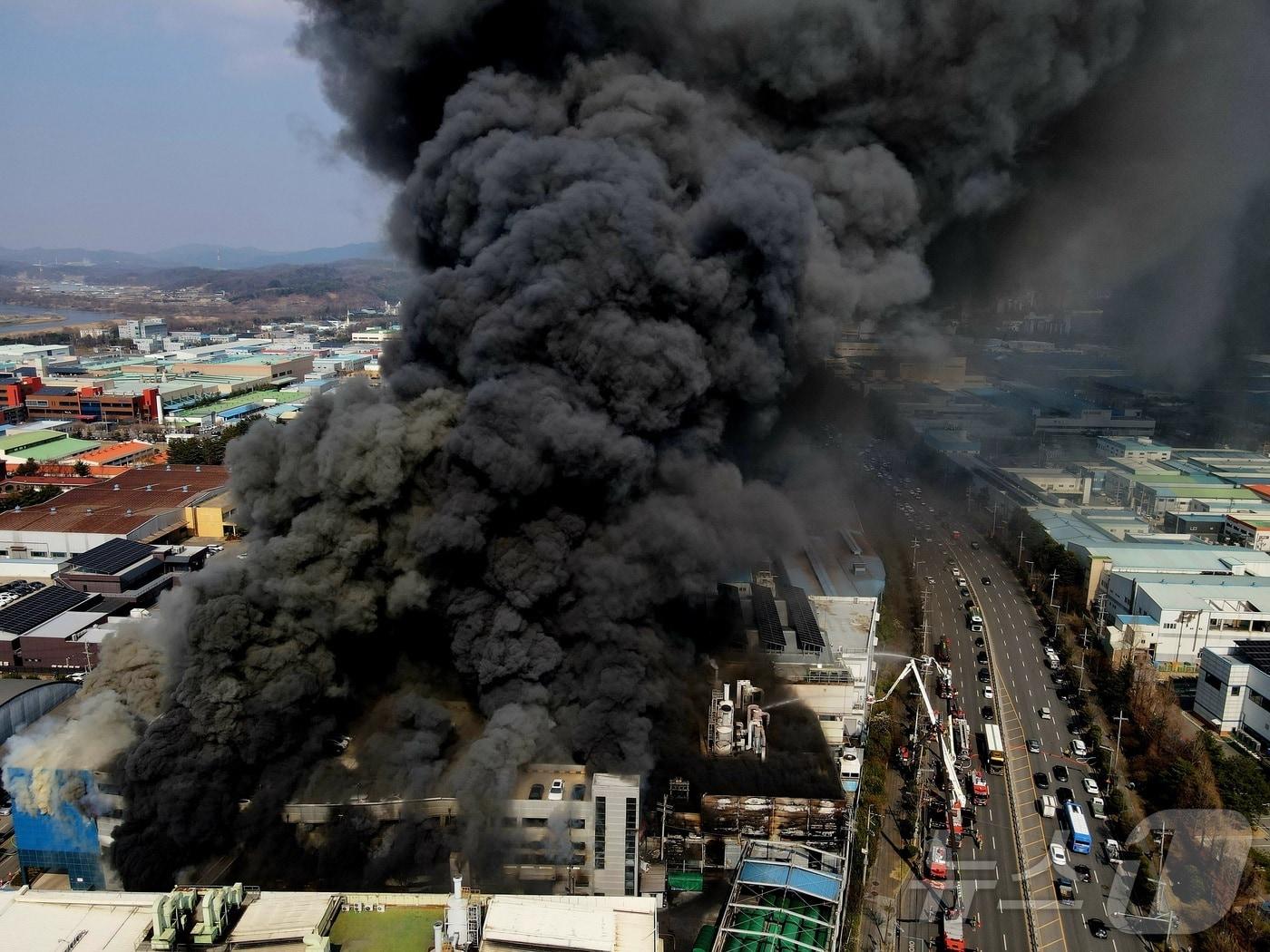 본문 이미지 - 20일 오후 1시17분께 대전 대덕구 문평동의 한 공장에서 불이 나 연기가 피어오르고 있다. 소방 당국은 신고 14분 만에 대응 2단계를 발령해 진화 작업을 벌이고 있다. 2026.3.20 ⓒ 뉴스1 김기태 기자