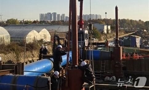 본문 이미지 - 지난해 11월 14일 경기 고양시 덕이동 광역상수도 송수관로 누수 지점에서 복구작업이 진행되고 있다. (한국수자원공사 제공, 재판매 및 DB금지)