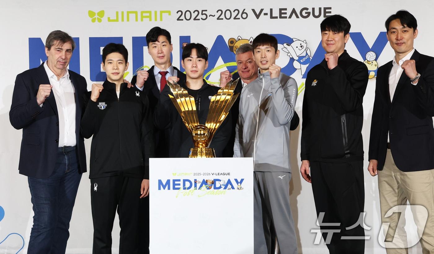 본문 이미지 - 20일 오후 서울 강남구 호텔리베라청담에서 열린 프로배구 진에어 2025-2026 V리그 포스트시즌 미디어데이에서 남자부 참가팀 감독과 선수들이 포즈를 취하고 있다.  2026.3.20 ⓒ 뉴스1 오대일 기자