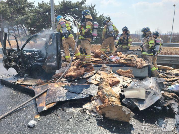 본문 이미지 - 인천공항고속도로 화재 현장 (김포소방서 제공.재판매 및 DB금지)