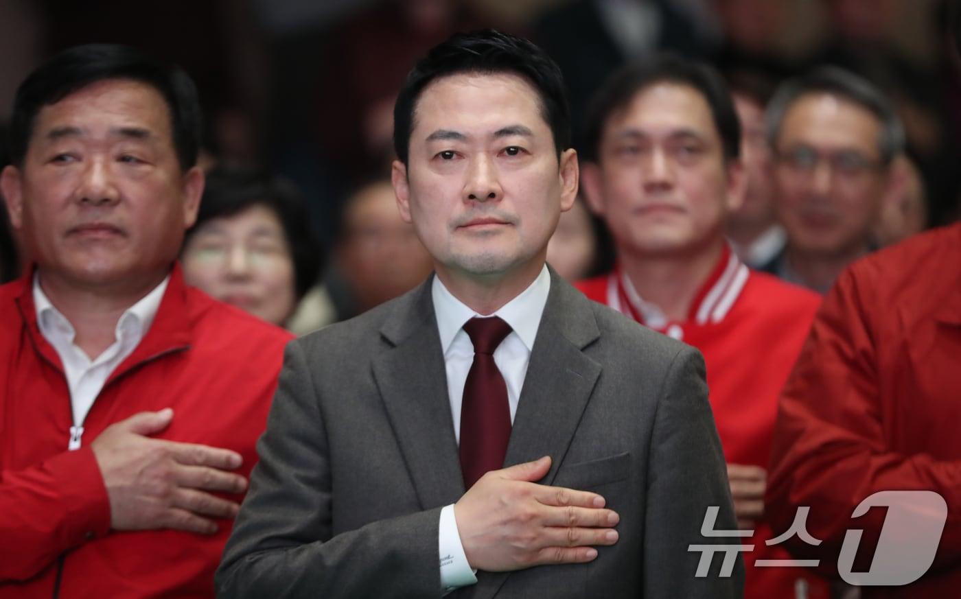 본문 이미지 - 장동혁 국민의힘 대표가 지난 20일 울산 남구 종하이노베이션센터에서 열린 국민의힘 울산시당 지방선거 출마예정자 정견 발표회에 참석해 국기에 경례를 하고 있다. 2026.3.20 ⓒ 뉴스1 조민주 기자