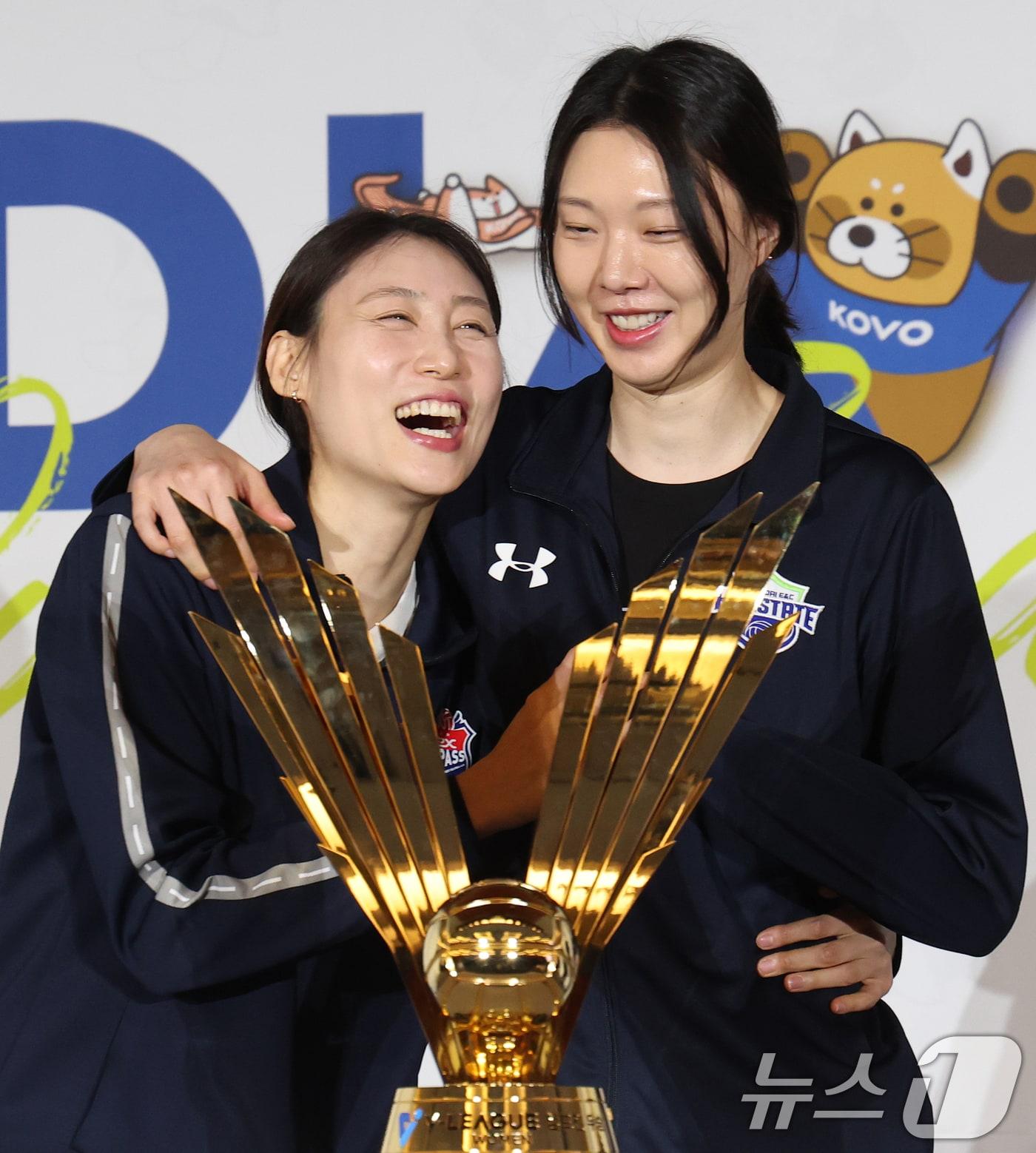 본문 이미지 - 20일 오후 서울 강남구 호텔리베라청담에서 열린 프로배구 진에어 2025-2026 V리그 포스트시즌 미디어데이에서 한국도로공사 배유나와 현대건설 양효진이 우승 트로피를 앞에 두고 대화를 나누고 있다. 2026.3.20 ⓒ 뉴스1 오대일 기자
