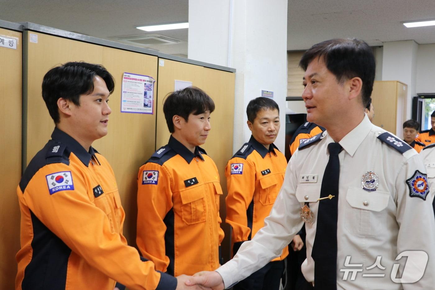 본문 이미지 - 최민철 전남소방본부장, 장성소방서 방문.(전남소방 제공. 재판매 및 DB금지) 2026.3.20/뉴스1