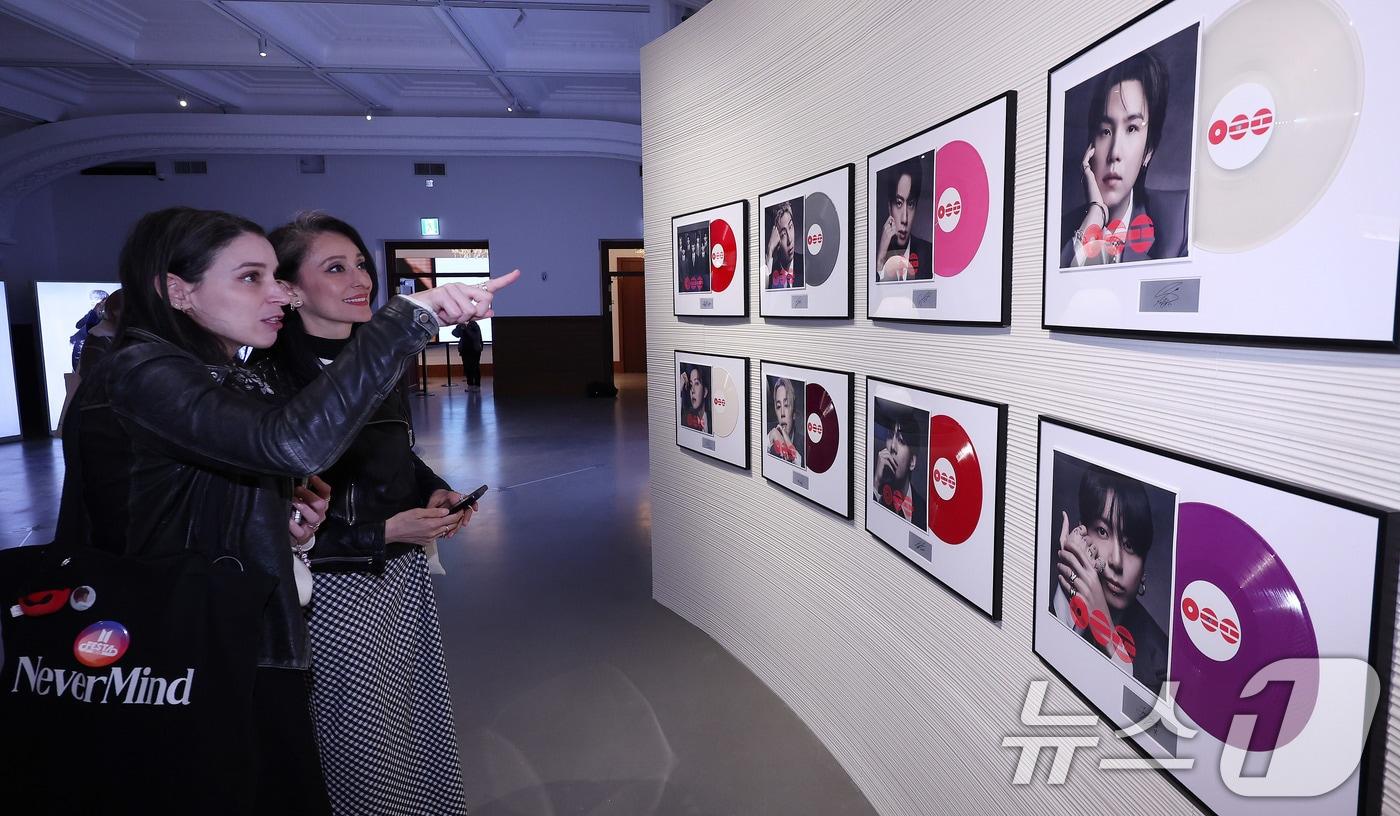 본문 이미지 - 20일 서울 중구 신세계백화점 본점 헤리티지 뮤지엄에 마련된 ‘BTS POP-UP : ARIRANG’에서 외국인 관광객들이 전시를 둘러보고 있다.  2026.3.20 ⓒ 뉴스1 박지혜 기자