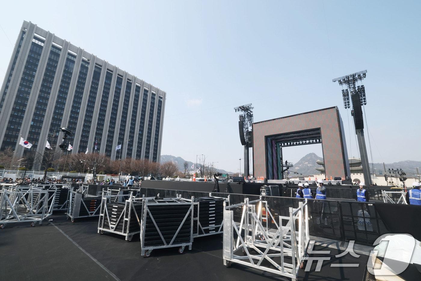 본문 이미지 - 방탄소년단(BTS) 완전체 컴백 공연을 하루 앞둔 20일 서울 광화문광장 공연장이 공연 막바지 준비로 분주한 모습을 보이고 있다. 2026.3.20 ⓒ 뉴스1 이광호 기자