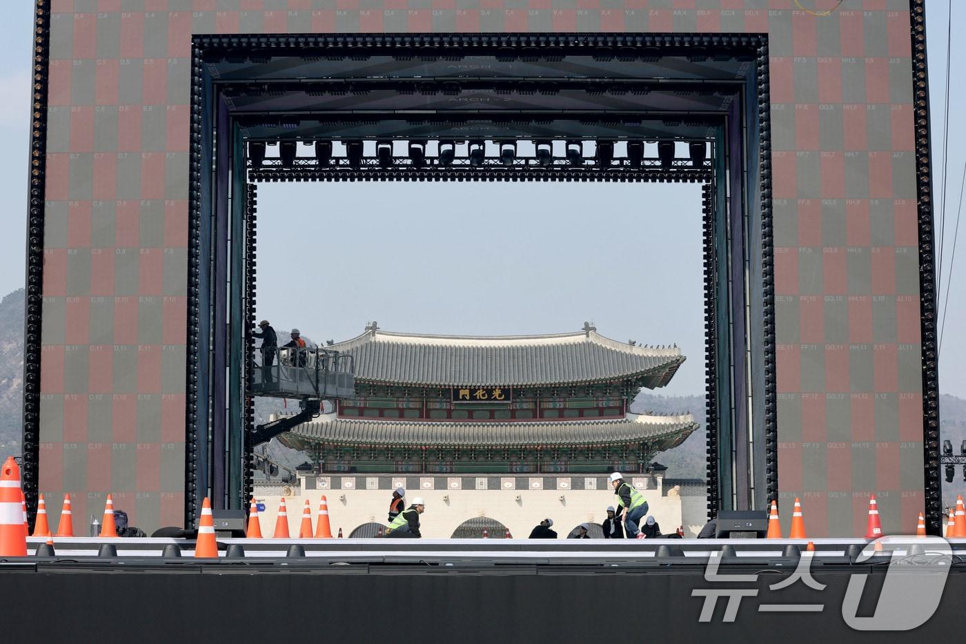 본문 이미지 - 방탄소년단(BTS) 완전체 컴백 공연을 하루 앞둔 20일 서울 광화문광장 공연장이 공연 막바지 준비로 분주한 모습을 보이고 있다. 2026.3.20 ⓒ 뉴스1 이광호 기자