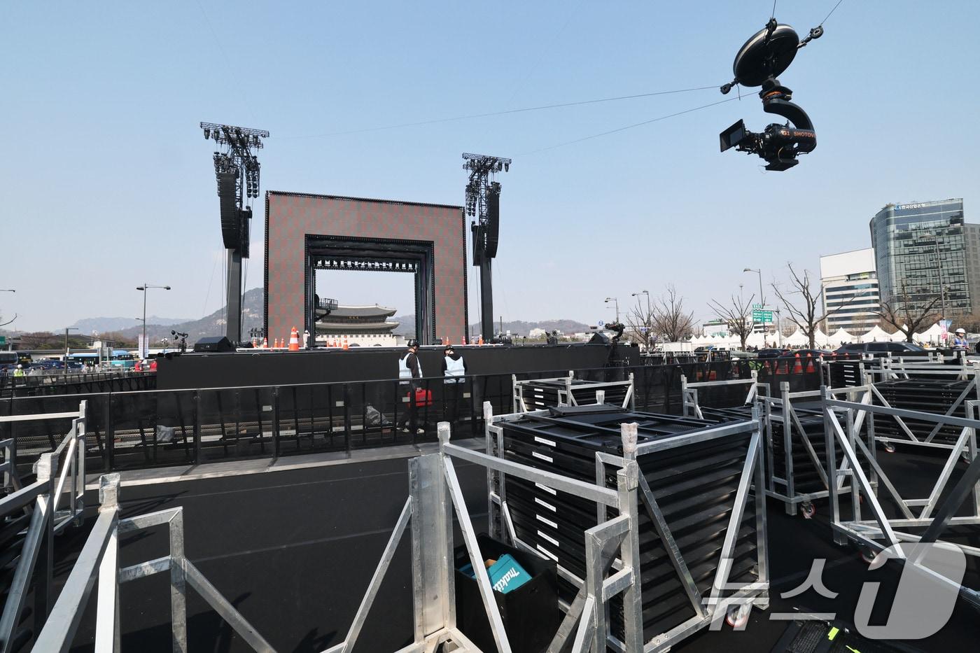 본문 이미지 - 방탄소년단(BTS) 완전체 컴백 공연을 하루 앞둔 20일 서울 광화문광장 공연장이 공연 막바지 준비로 분주한 모습을 보이고 있다. 2026.3.20 ⓒ 뉴스1 이광호 기자