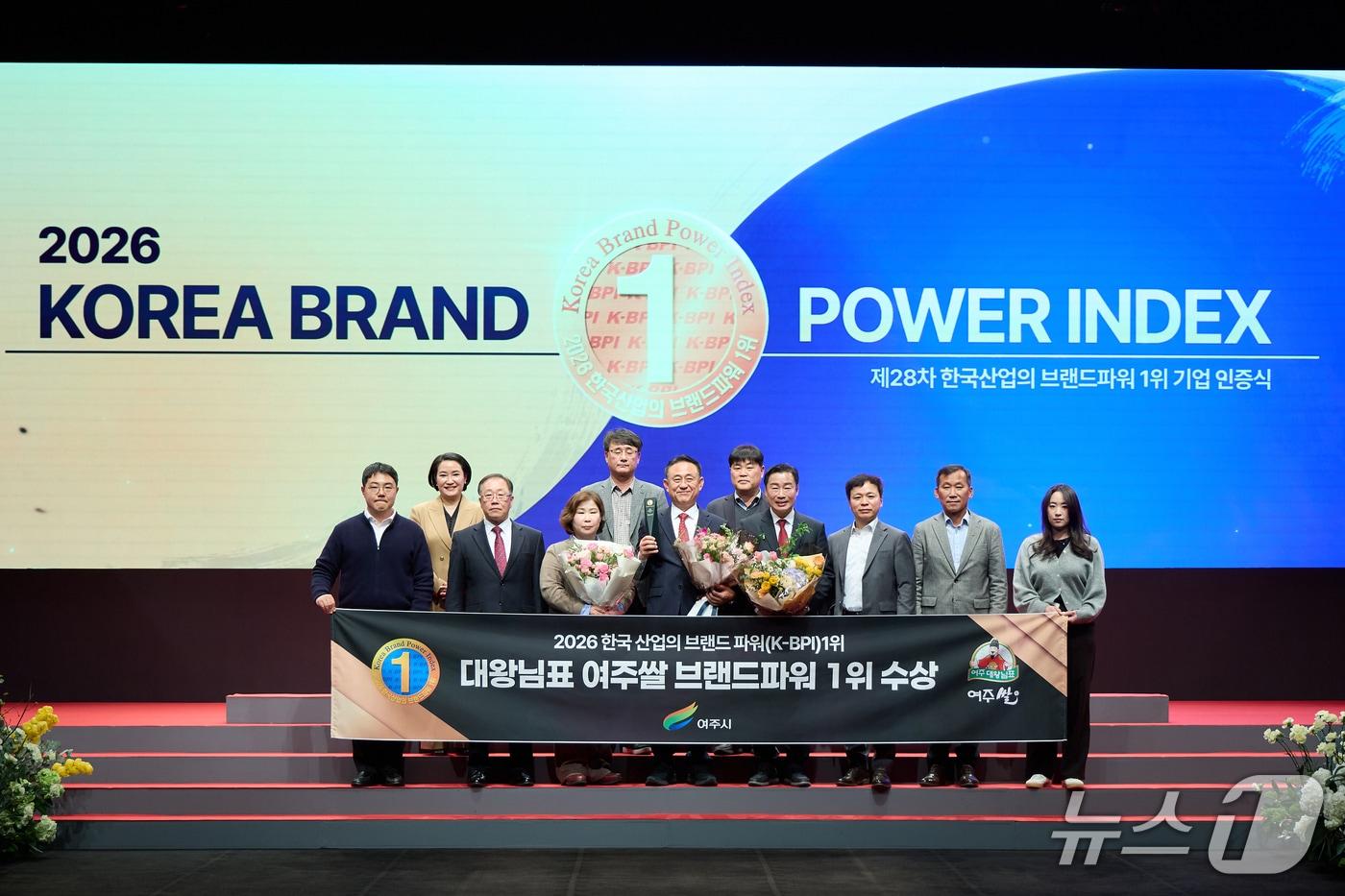 본문 이미지 -  대왕님표 여주쌀이 대한민국 브랜드파워 쌀 부문에서 2년 연속 1위를 차지했다. 이충우 경기 여주시장(가운데)이 기념사진을 찍고 있다.(여주시 제공. 재판매 및 DB 금지)/뉴스1