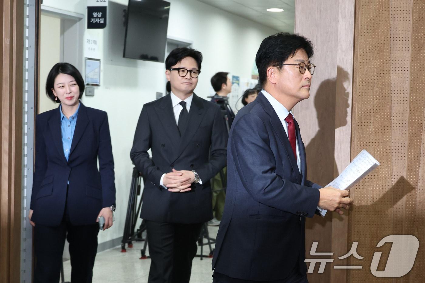 본문 이미지 - 한동훈 전 국민의힘 대표와 배현진 의원, 김종혁 전 최고위원이 20일 서울 여의도 국회 소통관에서 김 전 최고위원 가처분 승소 관련 기자회견에 참석하고 있다. 2026.3.20 ⓒ 뉴스1 신웅수 기자