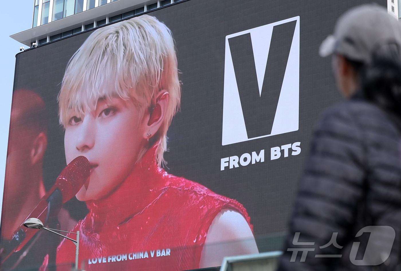 본문 이미지 - 방탄소년단(BTS) 완전체 컴백 공연을 하루 앞둔 20일 서울 광화문광장 인근 빌딩 전광판에 컴백 공연을 알리는 광고가 표출되고 있다. 2026.3.20 ⓒ 뉴스1 김성진 기자