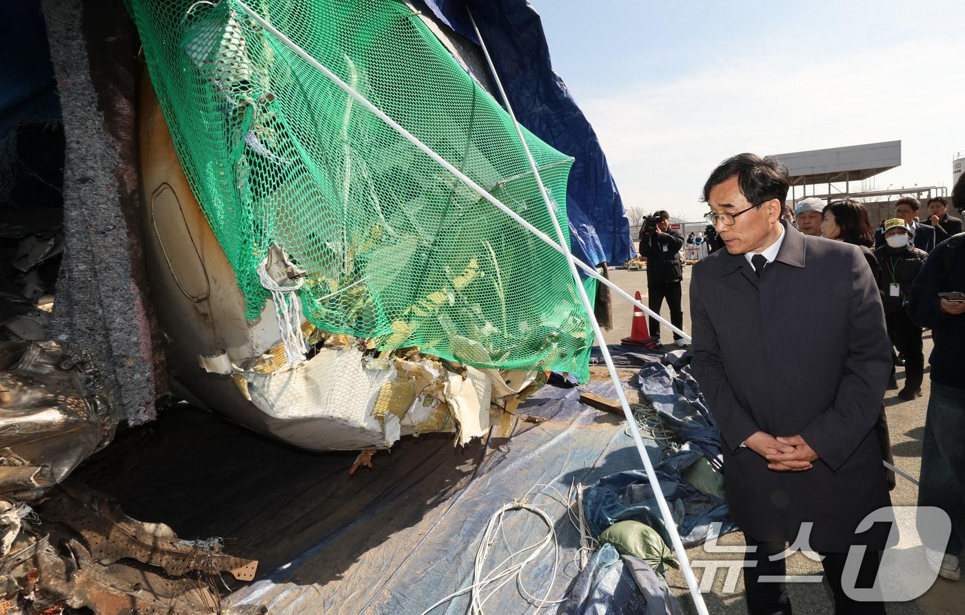 본문 이미지 - 20일 오후 전남 무안군 무안국제공항에서 전성환 대통령실 경청통합수석이 방문해 12·29여객기참사 관련 현장을 둘러보고 있다. 2026.3.20 ⓒ 뉴스1 박지현 기자