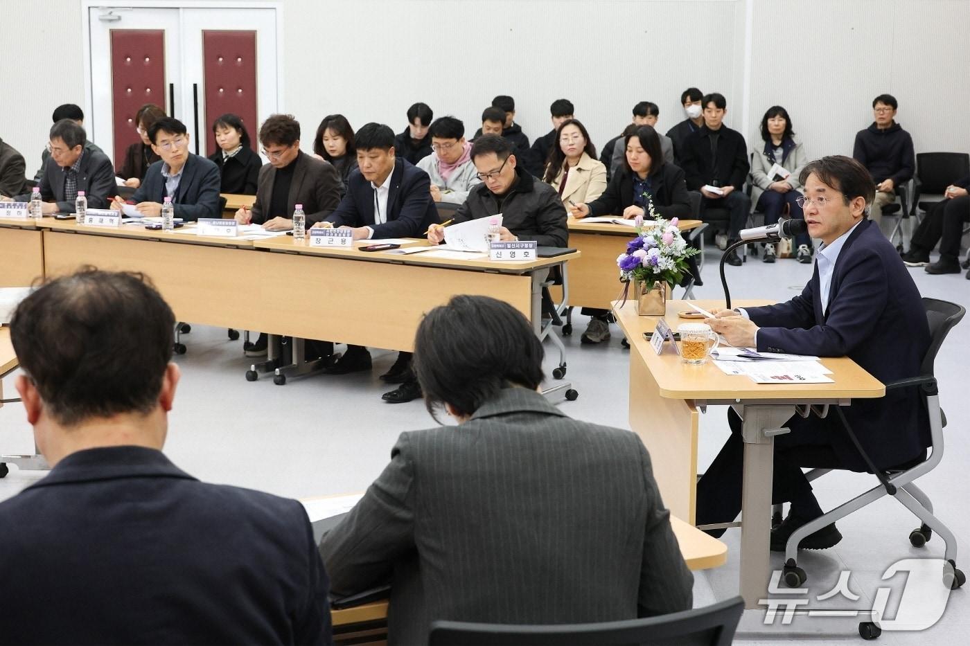 본문 이미지 - 20일 경기 고양시청 백석별관에서 이동환 시장이 'BTS 월드투어'에 대비한 관계기관 대책회의를 주관하고 있다. (고양시 제공, 재판매 및 DB금지)