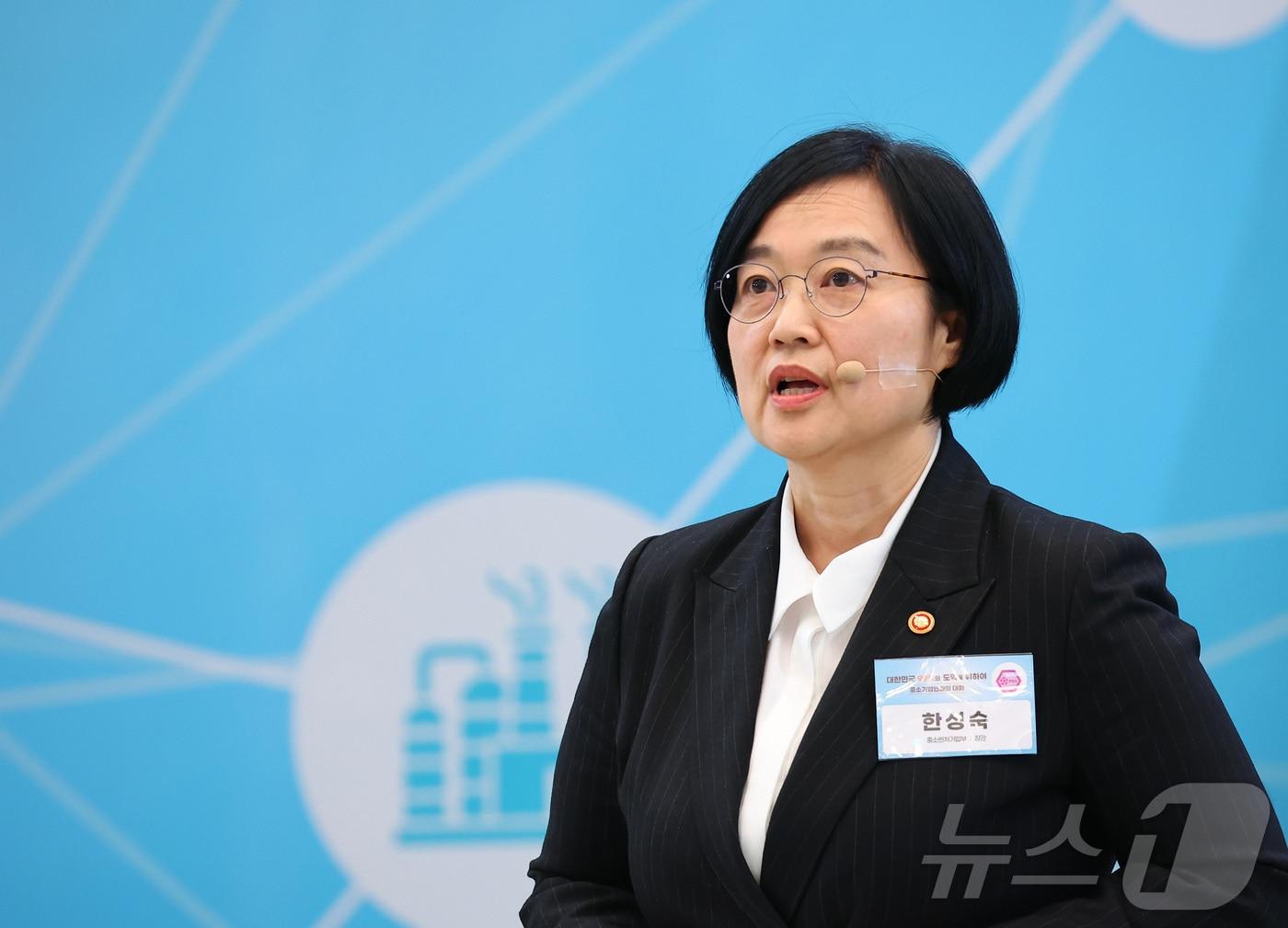 본문 이미지 - 한성숙 중소벤처기업부 장관이 20일 청와대에서 열린 중소기업인과의 대화에서 '혁신 중소기업이 만드는 강한 대한민국'을 주제로 발표하고 있다. 2026.3.20 ⓒ 뉴스1 허경 기자